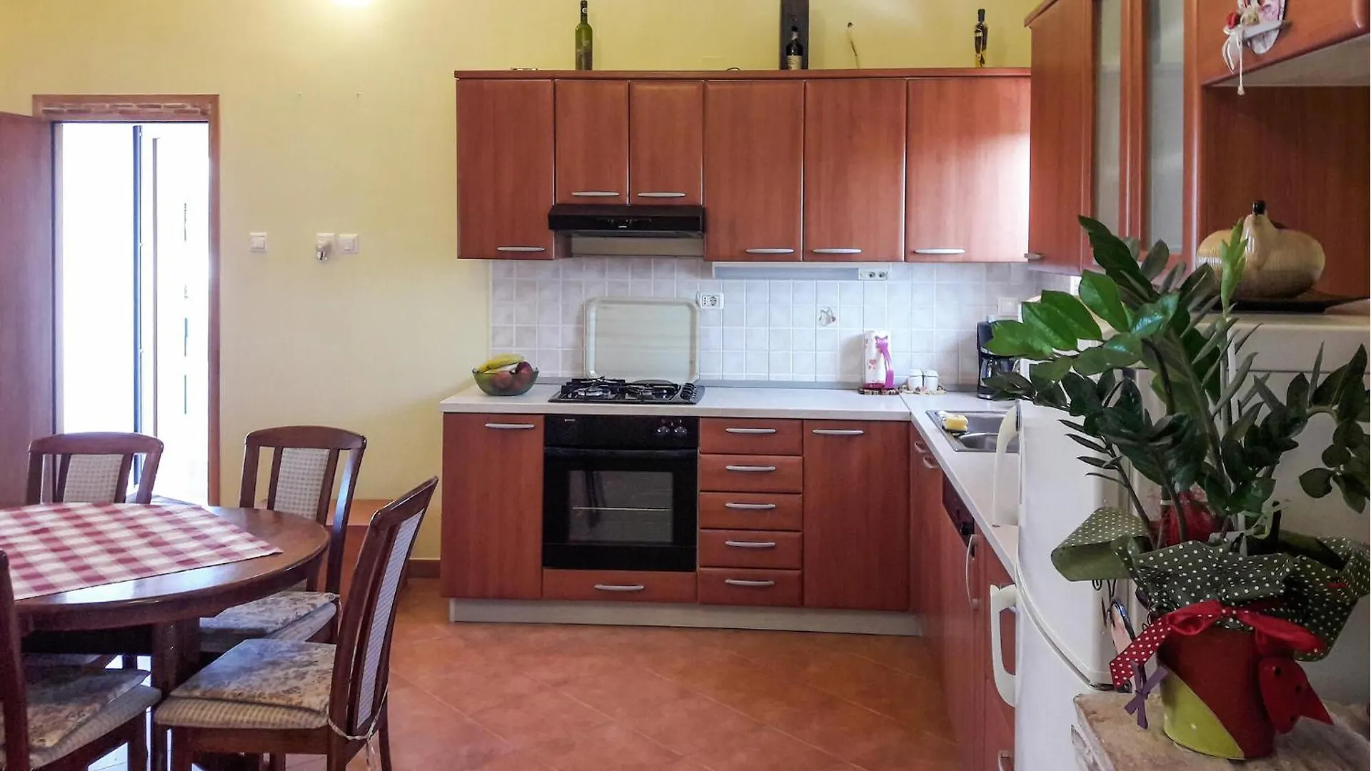 Gorgeous Apartment In Sisan With Kitchen