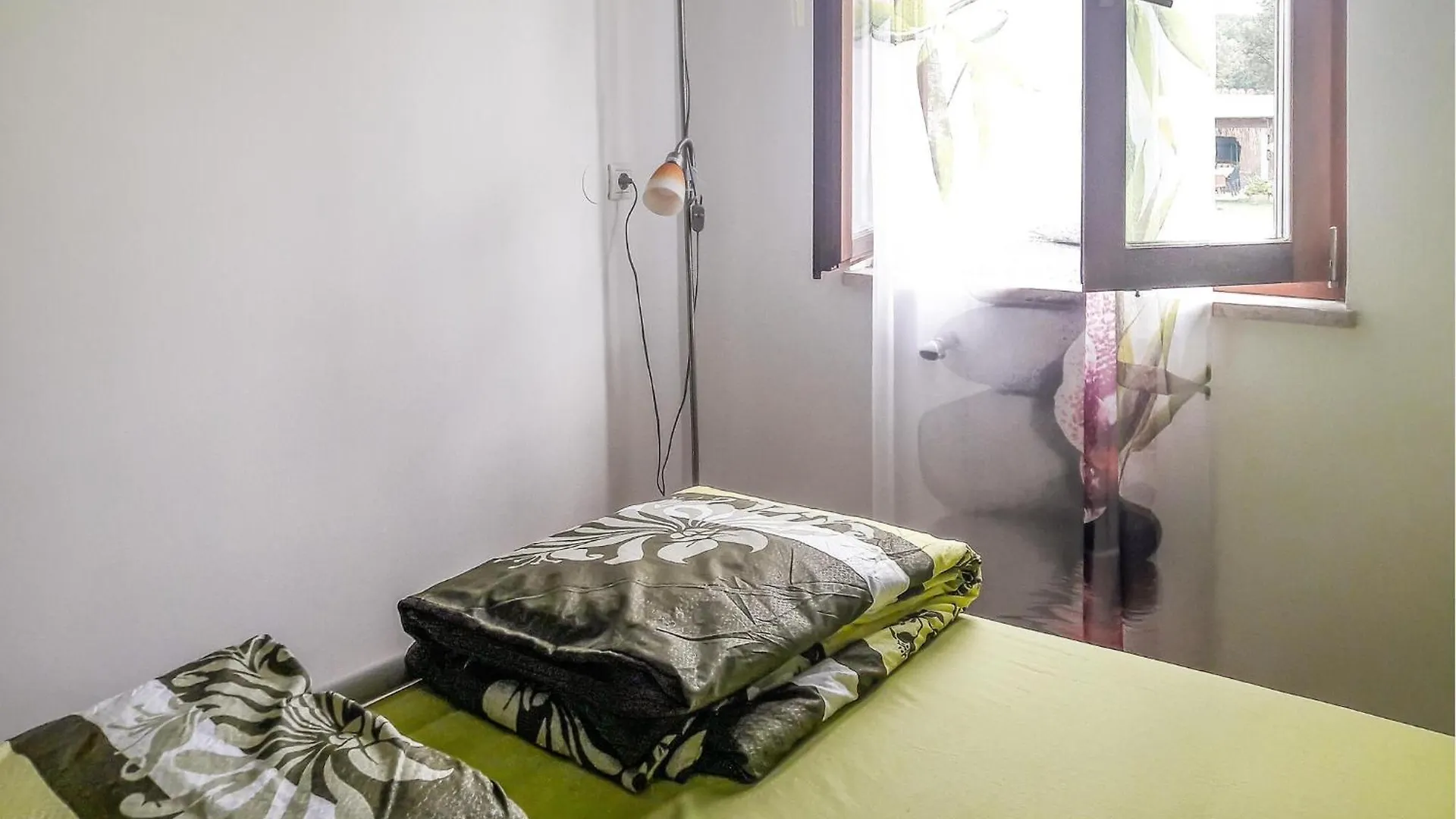 Gorgeous Apartment In Sisan With Kitchen