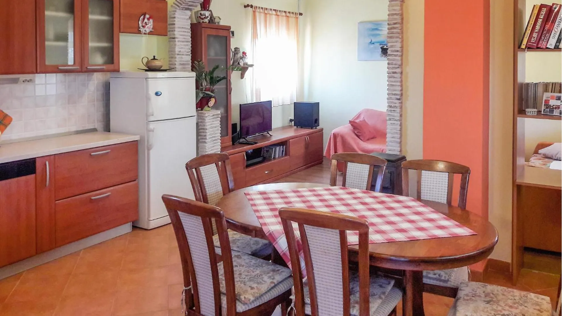 Gorgeous Apartment In Sisan With Kitchen