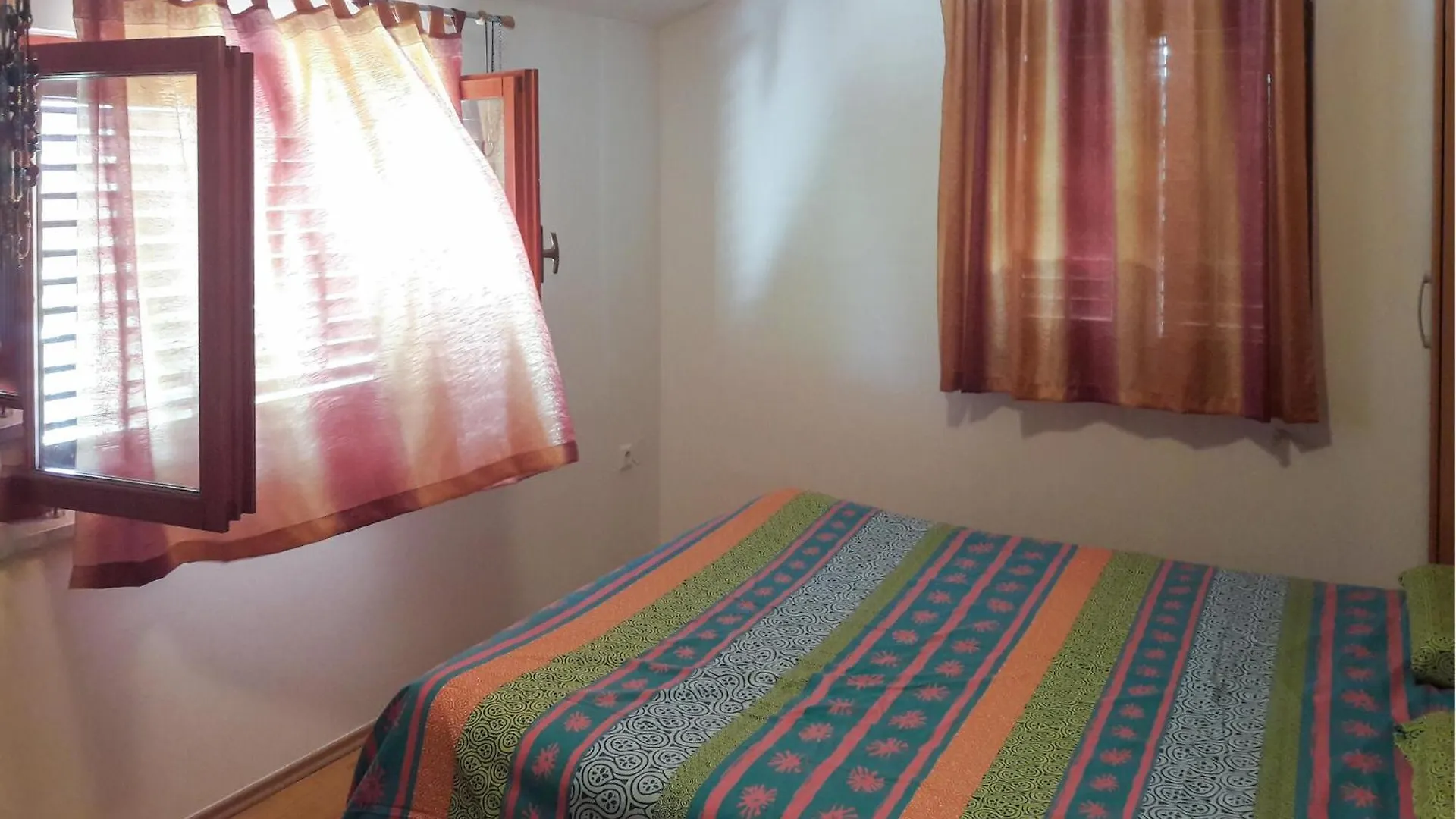 Gorgeous Apartment In Sisan With Kitchen