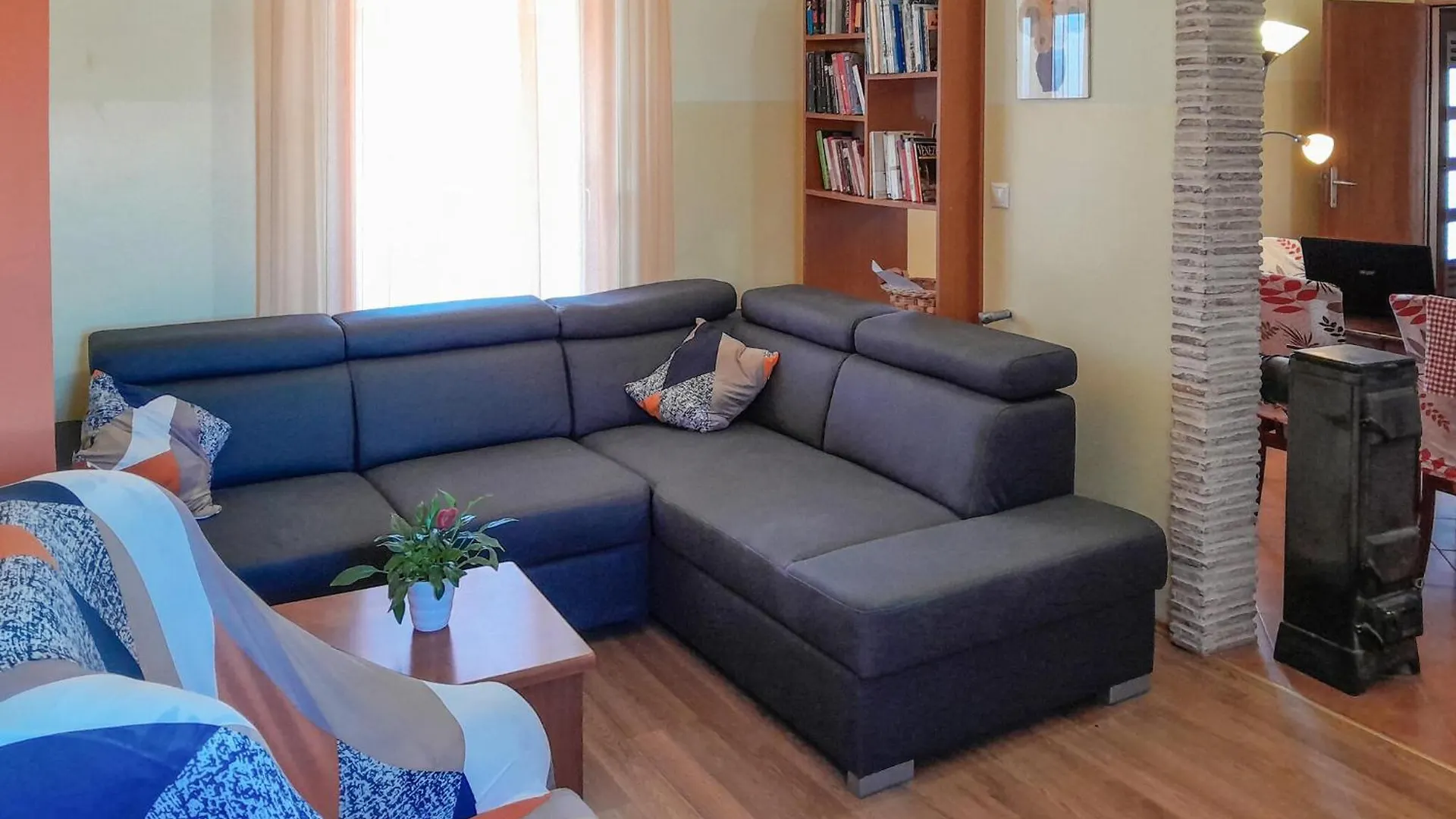 Gorgeous Apartment In Sisan With Kitchen