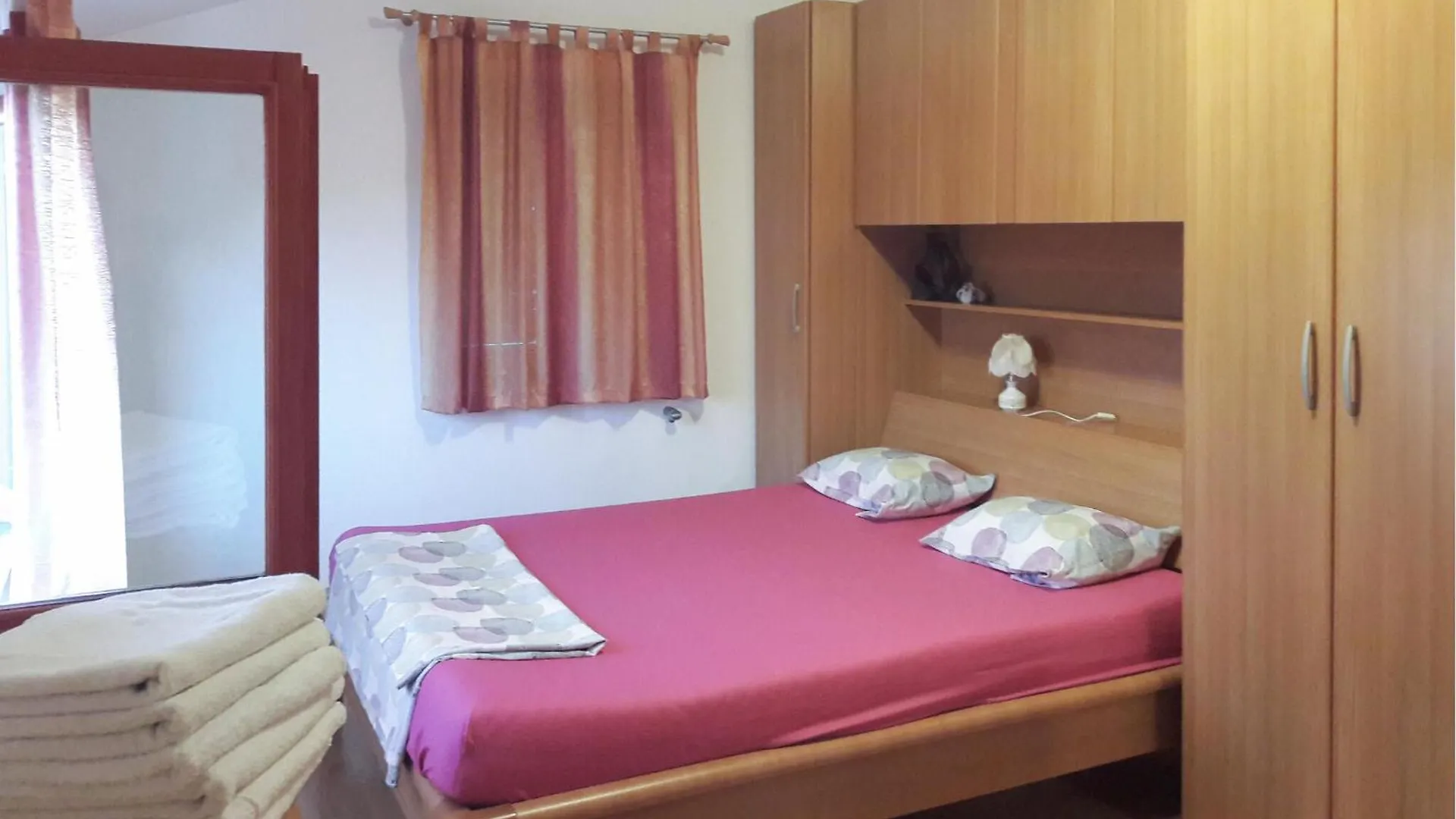 Gorgeous Apartment In Sisan With Kitchen